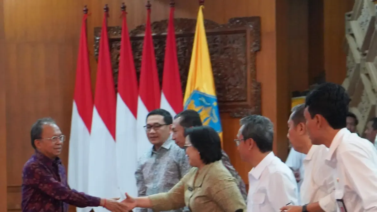 Gubernur Bali Wayan Koster saat memimpin rapat koordinasi penetapan LP2B bersama bupati dan wali kota se-Bali.(Istimewa)