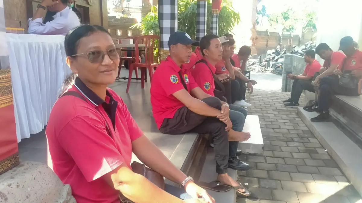 Ni Wayan Mustini, satu-satunya sopir perempuan yang bergabung dalam layanan Angkutan Trans Siswa Gratis di Kabupaten Tabanan.(Foto Juliadi)