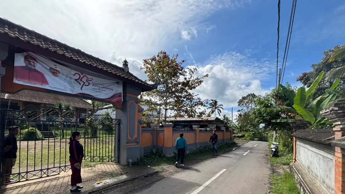 Polisi mendatangi lokasi SDN 3 Kerta saat penelusuran peristiwa. Bawah: Tangkapan layar CCTV memperlihatkan motor NMAX biru yang dikendarai pelaku. (Foto Polsek Payangan)