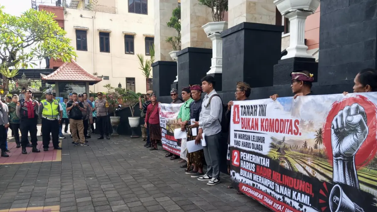 Lima petani didampingi pendamping hukum saat menyampaikan sikap penolakan di halaman PN Gianyar.(Foto Indra Prasetia)