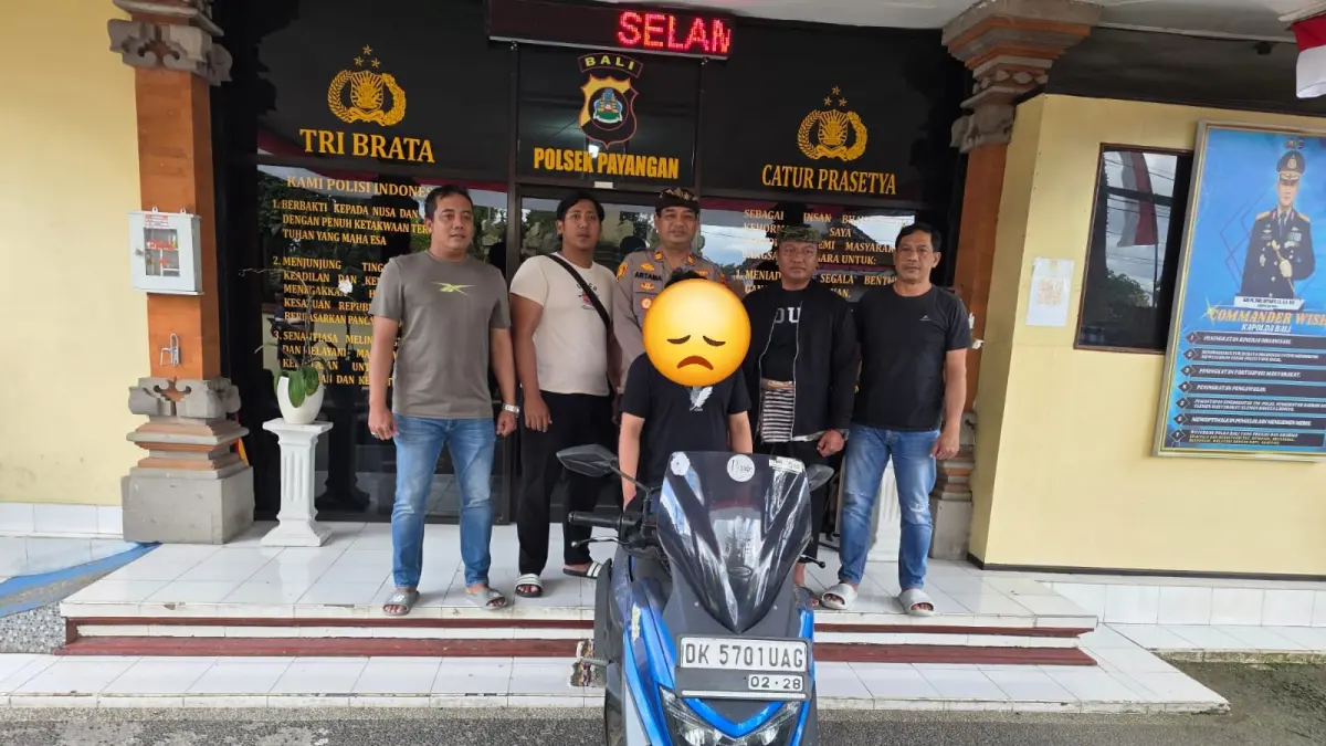 Terduga pelaku berinisial IGM saat diamankan petugas kepolisian. (Foto Polres Gianyar)
