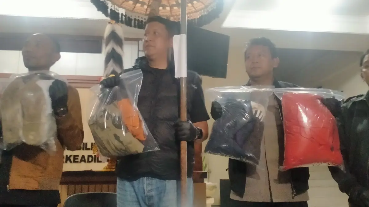Kapolres Tabanan AKBP I Putu Bayu Pati (tengah) didampingi Kasat Reskrim Polres Tabanan serta jajaran Polsek Baturiti saat menunjukkan barang bukti dalam kasus ini.(Foto Juliadi)