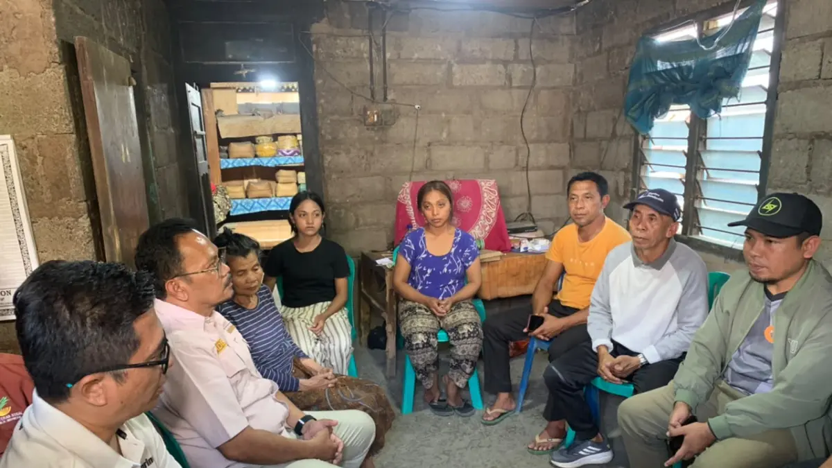 Tim Dinas Sosial Provinsi Bali bersama Pemerintah Kabupaten Buleleng berkunjung ke rumah mendiang KD di Desa Sidatapa, Buleleng yang tewas akibat main hakim sendiri dituduh mencuri ayam, Minggu (26/7) kemarin.(Foto Dinas Sosial dan PPPA)
