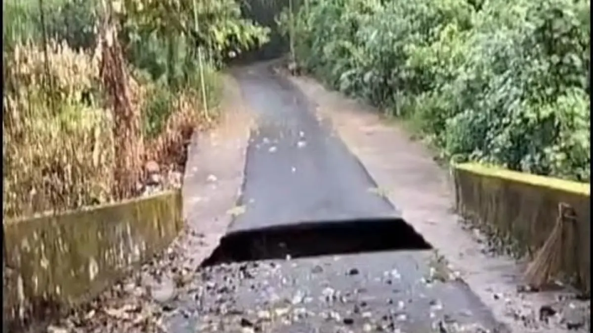 Jalan menuju jembatan Pura Dalem Desa Adat Subagan jebol pada Senin (27/7) dini hari, sehingga akses kendaraan sementara terputus. (Istimewa)