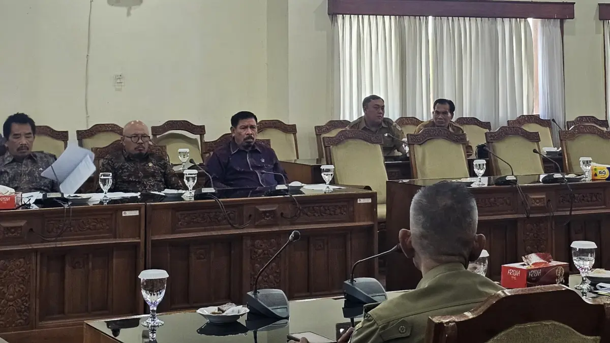 Ketua Komisi I DPRD Bali I Nyoman Budiutama bersama Ketua DPD HNSI Bali. (Foto Ni Kadek Novi Febriani)