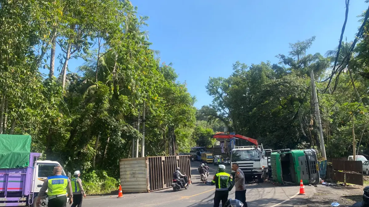 Kondisi truk box yang terguling di sisi timur Jembatan Yeh Nu, akses masuk Jalan By Pass Irigasi Tabanan, yang memicu kemacetan panjang hingga ke jalur utama Denpasar–Gilimanuk. (Istimewa)