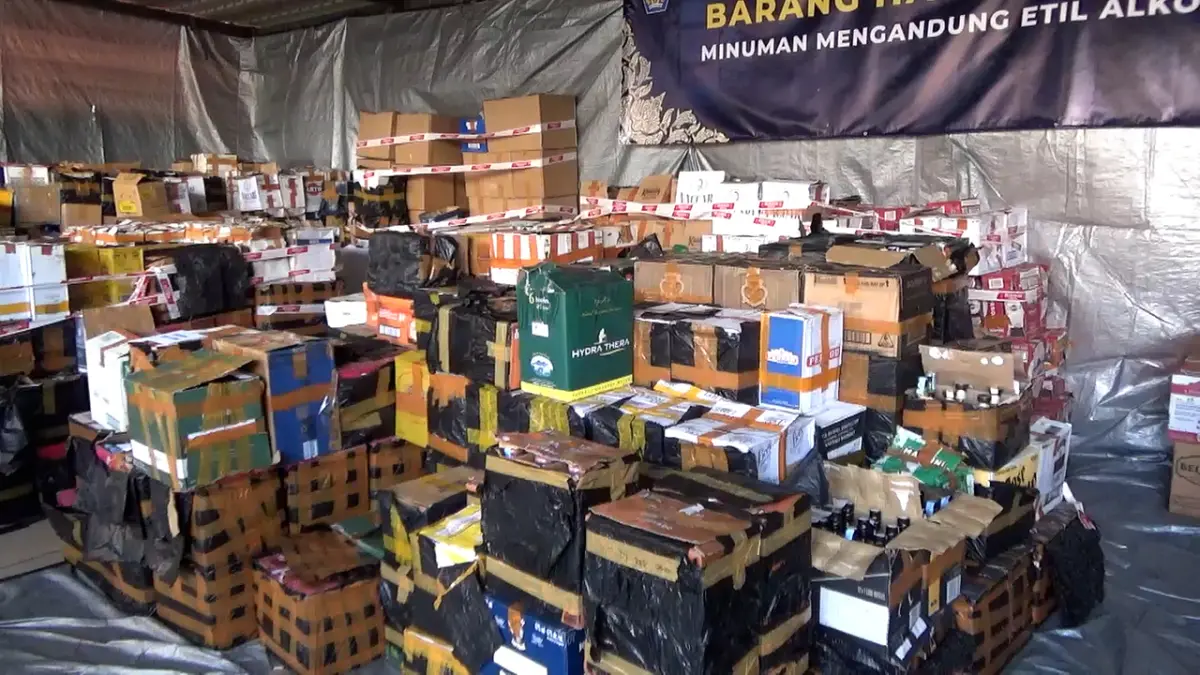 Petugas Bea Cukai bersama BAIS TNI memperlihatkan ribuan botol minuman beralkohol ilegal yang diduga menggunakan pita cukai palsu di Kantor Wilayah Bea Cukai Bali, NTB, dan NTT. (Foto Andre Sulla)