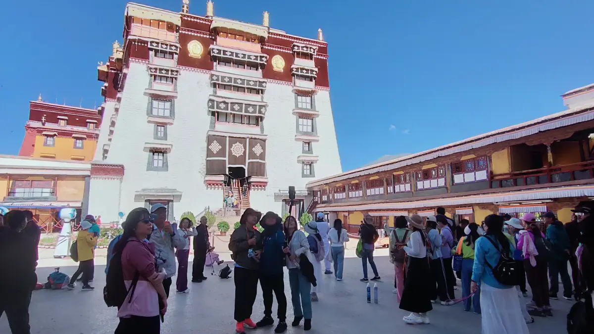 Suasana di Potala Palace, Tibet. Istana tersebut menjadi lokasi ziarah umat Buddha.(FOTO EKA PRASETYA)