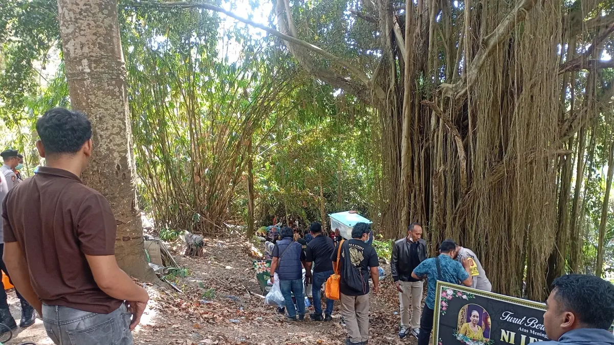 Suasana proses penggalian jenazah di Setra Desa Sidetapa yang dilakukan tim Polres Tabanan bersama tenaga medis untuk keperluan pemeriksaan hukum dan medis.(Foto Junior)
