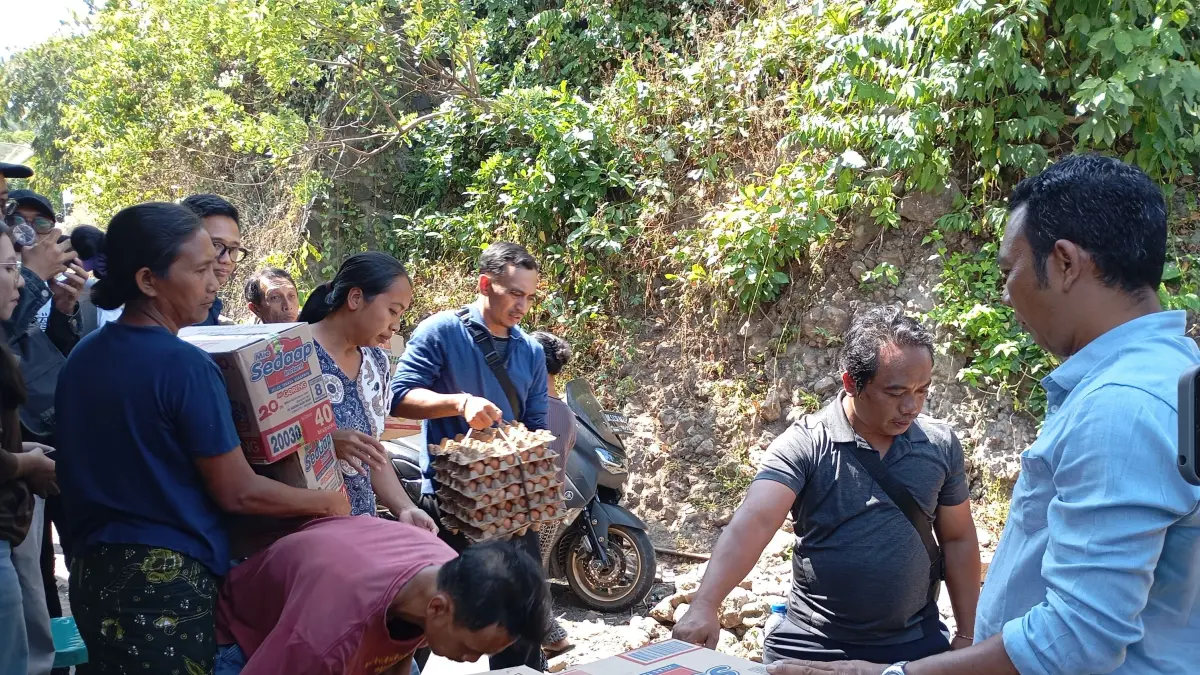 Wakil Ketua Komisi III DPR RI Ahmad Sahroni menyerahkan bantuan kepada keluarga almarhum KD, warga Desa Sidetapa, Banjar, Buleleng.(Foto Junior)
