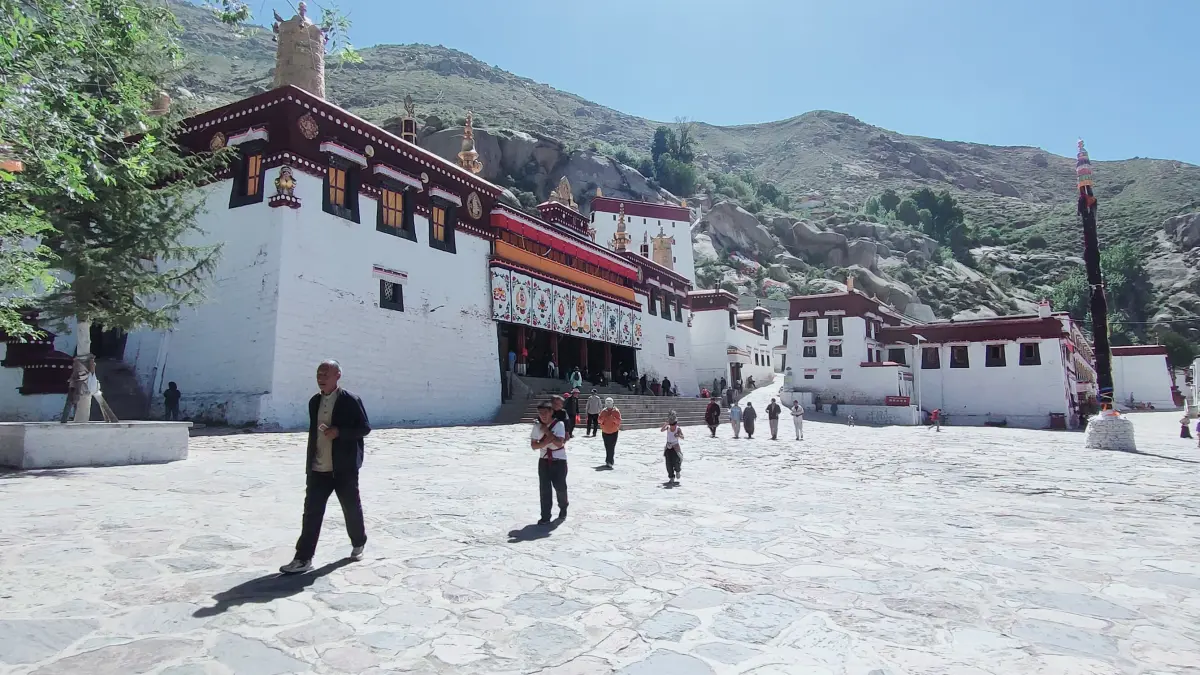 Suasana di Sera Monastery, Kota Lasha, Tiongkok. Biara ini menjadi lokasi para biksu menempa logika.(Foto Eka Prasetya)