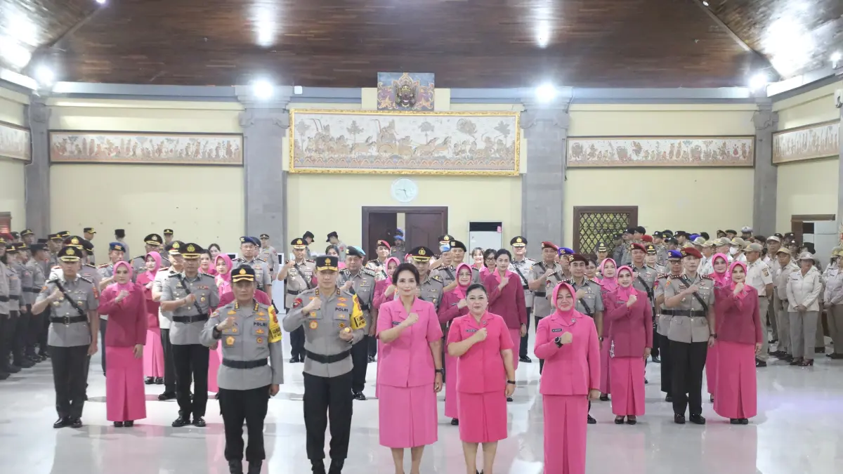 Kapolda Bali Irjen Pol. Daniel Adityajaya memimpin upacara serah terima jabatan pimpinan di Gedung Presisi Polda Bali, Kamis (30/7) pagi. (Foto Adrian Suwanto)