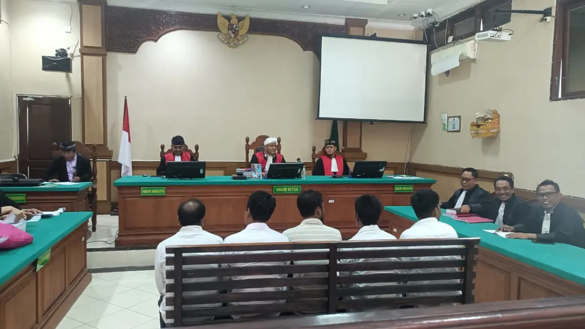 Lima warga negara asing (WNA) asal Bangladesh saat menjalani sidang di PN Singaraja. (Istimewa)
