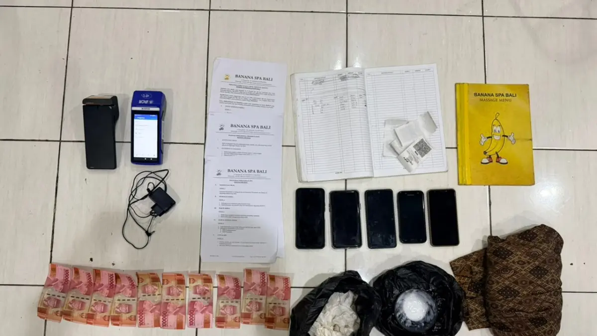 Petugas mengamankan orang dan barang bukti saat penggerebekan dugaan perbuatan melanggar kesusilaan berkedok spa di Seminyak dalam Operasi Pekat Agung 2026. (Istimewa)