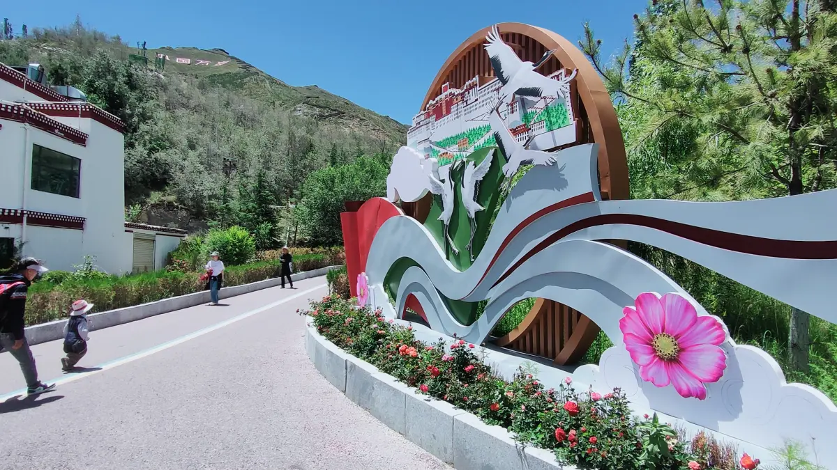 Suasana di Nanshan Park, Kota Lasha, Provinsi Xizang (Tibet). Kawasan ini dulunya hanya bukit berbatu, namun berhasil berubah menjadi hutan kota.(FOTO EKA PRASETYA)
