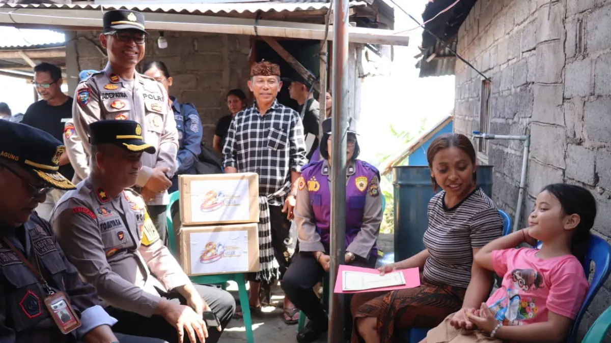 Tim dokkes dan konselor Polres Tabanan saat memberikan pendampingan psikologis kepada keluarga almarhum KD di Desa Sidetapa, Kecamatan Banjar, Buleleng.(Istimewa)