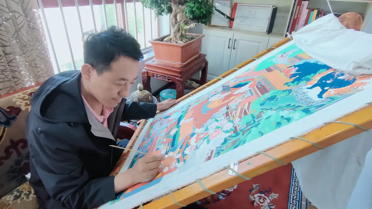 Jongjue Jie, guru seni lukis thangka menuntaskan salah satu karyanya. Seni lukis berusia berabad-abad tersebut masih eksis hingga kini.(Foto Eka Prasetya)