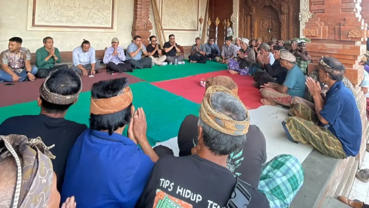 Suasana tim penasehat hukum Desa Adat Jewuk Legi bertemu puluhan krama di Balai Desa Adat Jewuk Legi, Desa Batunya, Baturiti, Tabanan. (Istimewa)