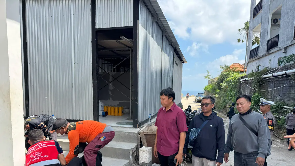 Petugas kepolisian melakukan olah TKP di lokasi ditemukannya seorang buruh yang meninggal dunia diduga akibat penganiayaan di depan mess PT Gangga Inti Lautan, kawasan Azoria Suluban, Desa Pecatu, Kuta Selatan, Jumat (31/7) kemarin.(Foto Polresta Denpasar)