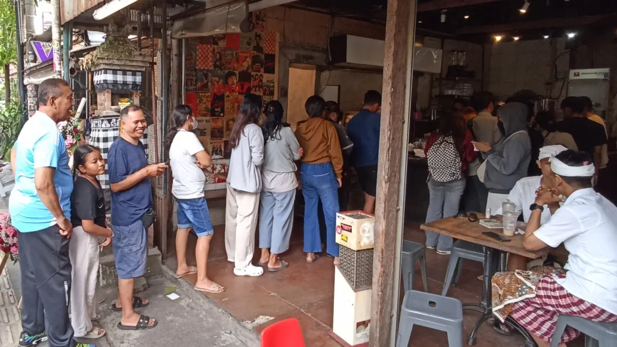 Antrean panjang warga yang antusias mengikuti program Gubernur Berbagi di Warung Nasi Jinggo Bu Jero dan Jenar Kopi, Sabtu (1/8) siang. (FOTO ADRIAN SUWANTO)