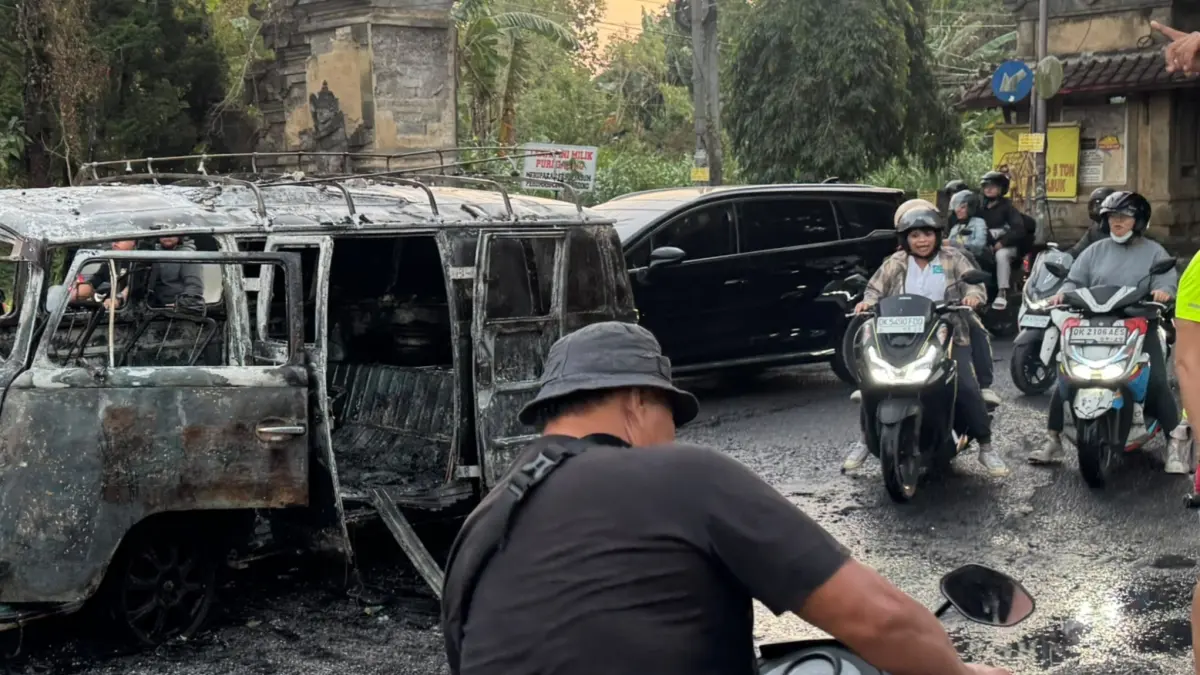 Mobil Volkswagen (VW) Combi keluaran tahun 1980 milik warga negara Australia berinisial Mifsud P.A (71) terbakar hebat di pintu masuk Perumahan Puri Gading, Jalan Puri Gading, Jimbaran, Kuta Selatan, Jumat (31/7) sore. (Istimewa)