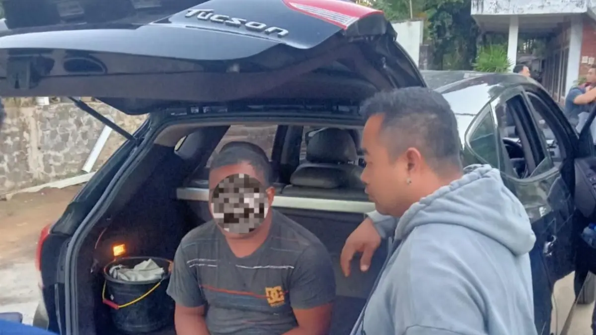 Personel Subdit Gakkum Ditpolairud Polda Bali saat mengamankan terduga pelaku pencurian di atas KM Tilong Kabila.(Istimewa)