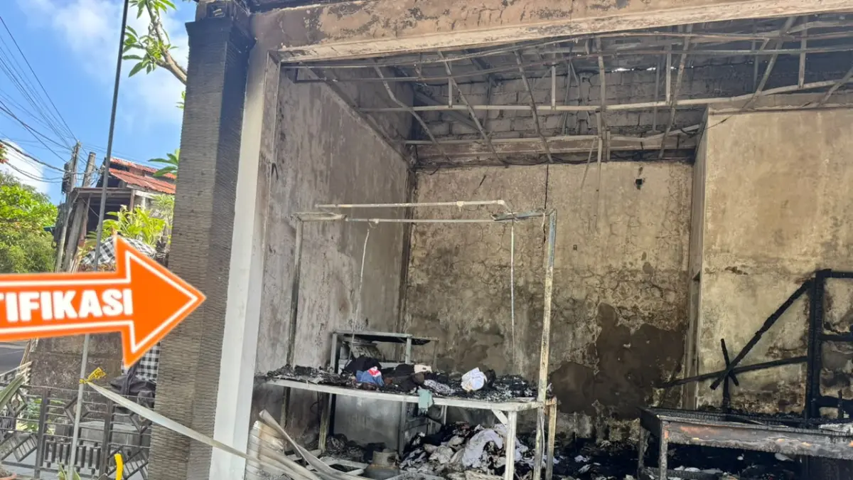 Petugas kepolisian melakukan olah TKP kebakaran dua unit ruko di Jalan Sri Kresna, Kelurahan Legian, Kecamatan Kuta, Kabupaten Badung, Jumat (31/7) kemarin. (Foto Polresta Denpasar)