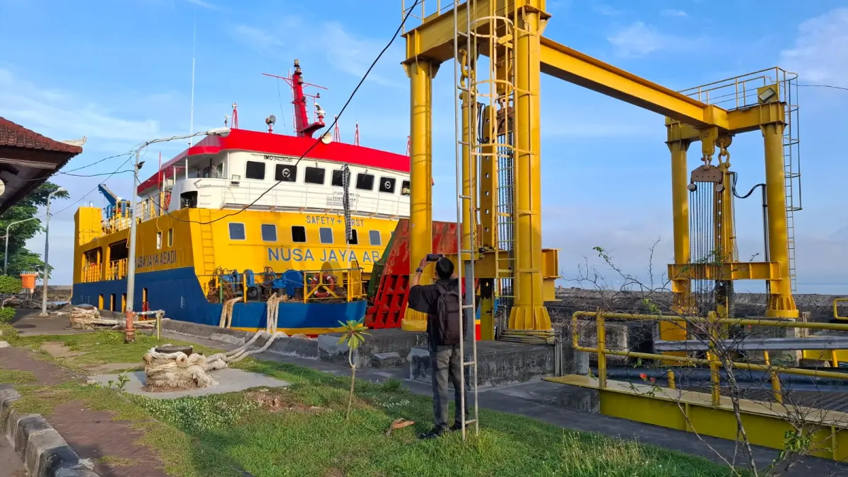 Kapal Motor Penumpang (KMP) Nusa Jaya Abadi. (FOTO DEWA AYU PITRI ARISANTI)