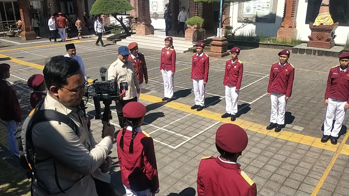 Suasana siswa Sekolah Rakyat di Sentra Mahatmiya, Tabanan saat menyambut kedatangan Presiden Prabowo pada bulan Juni lalu.(Foto Juliadi)