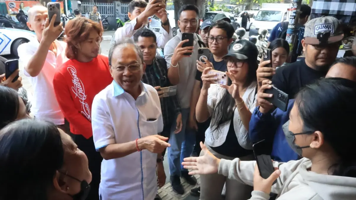 Gubernur Bali Wayan Koster saat mengunjungi kedai Kopi Jenar, Jalan Kaliasem, Denpasar, Sabtu (1/8) kemarin. (Istimewa)