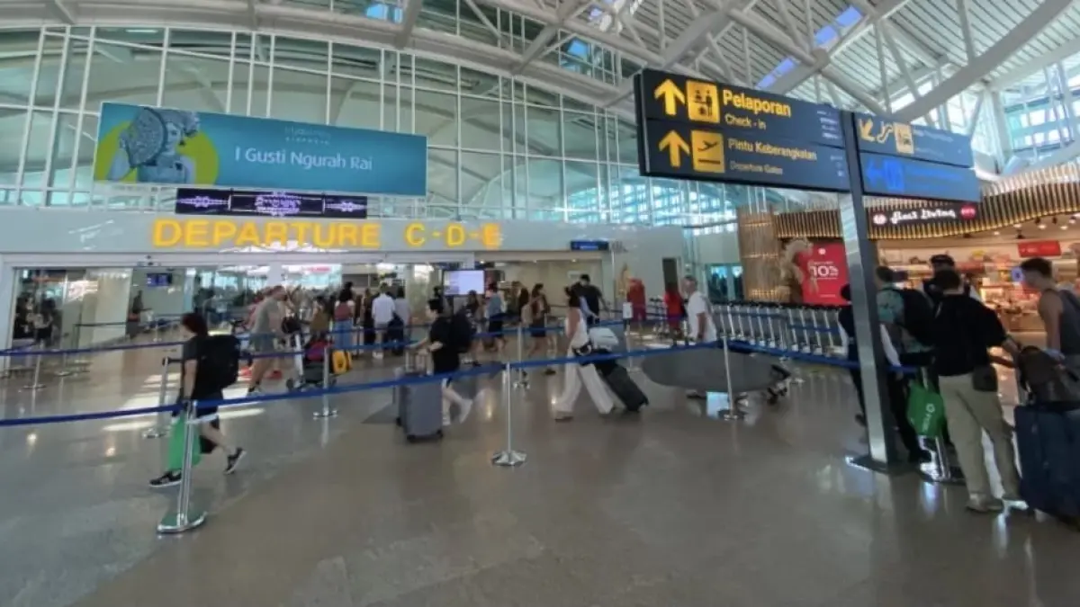 Petugas keamanan melakukan sterilisasi dan memperketat pengawasan di Terminal Internasional Bandara I Gusti Ngurah Rai, Senin (3/8).

&nbsp;
