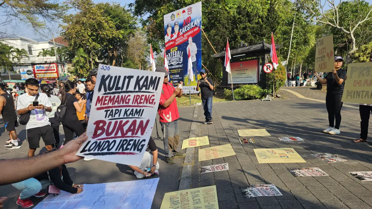 Solidaritas Jurnalis Bali (SJB) menggelar aksi di depan Monumen Perjuangan Rakyat Bali, Denpasar, Minggu (2/8) kemarin.(Foto Ni Kadek Novi Febriani)