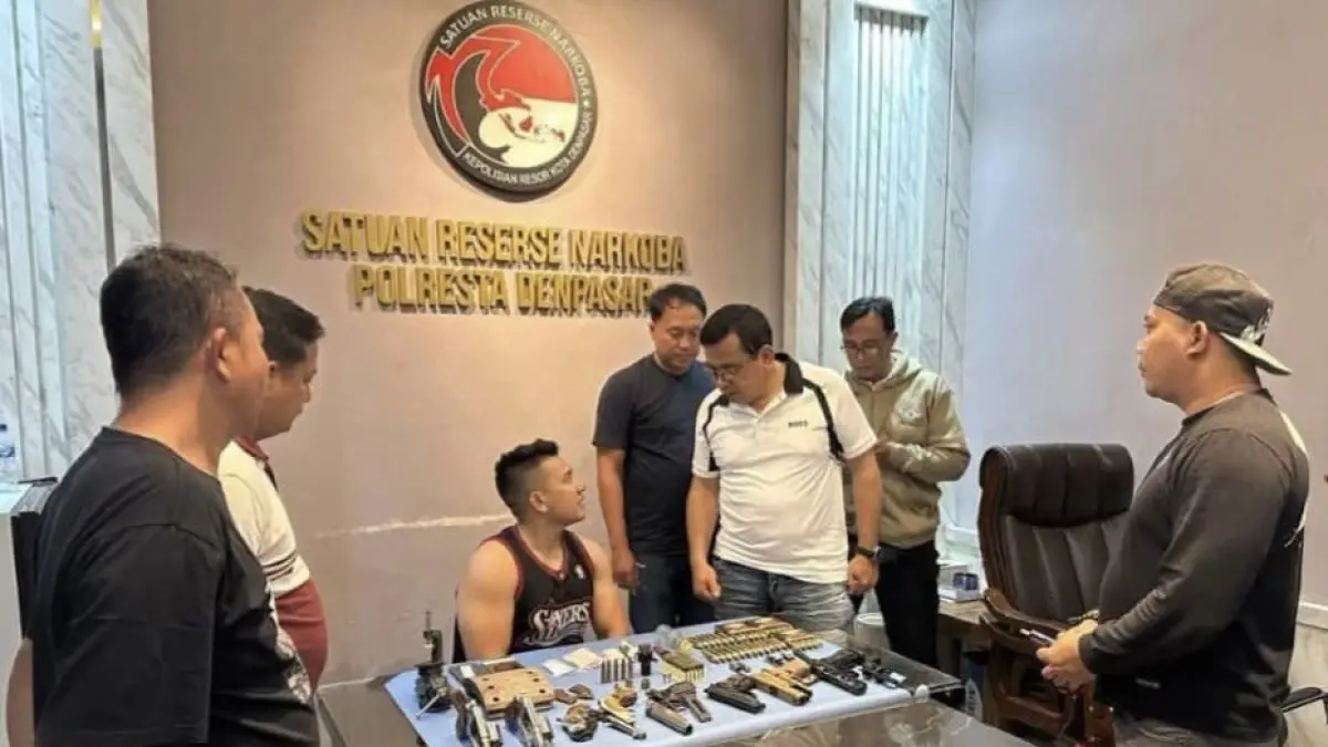 Satres Narkoba Polresta Denpasar mengamankan tersangka beserta barang bukti di kawasan Jalan Kasuari, Denpasar Timur, Sabtu (1/8/2026) lalu.(Istimewa)