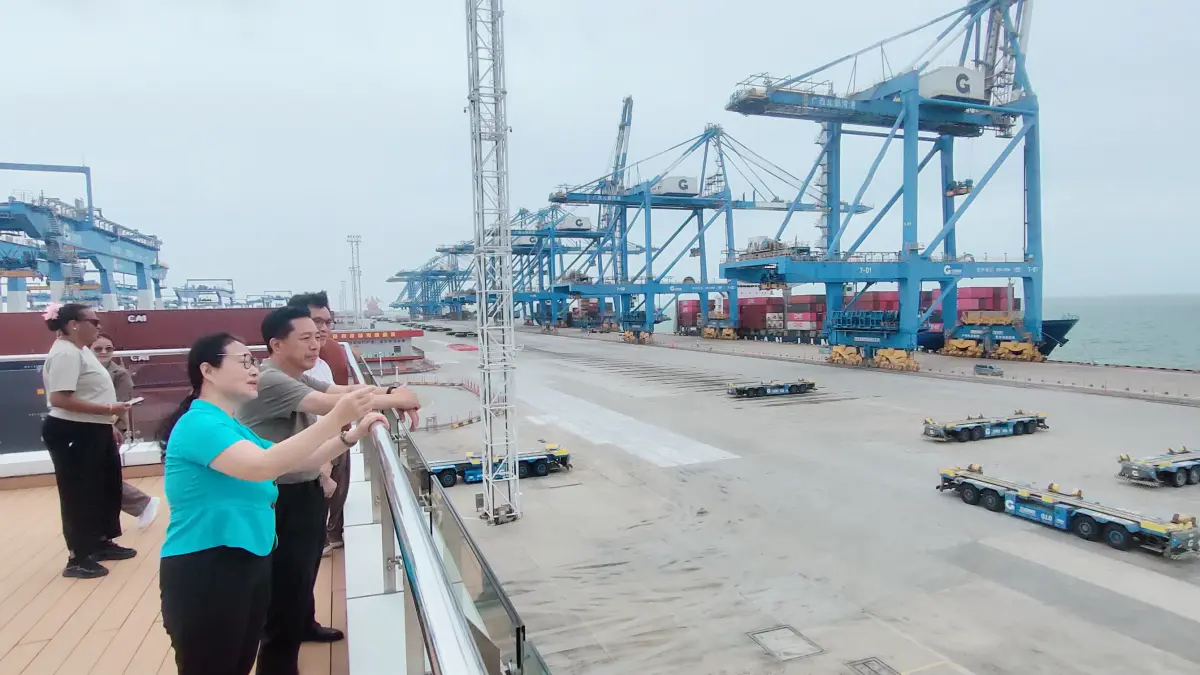 Suasana di Pelabuhan Teluk Beibu, Provinsi Guangxi, Tiongkok. Perlahan pelabuhan ini mulai menerapkan system otomatis dalam pengelolaan kargo.(Foto Eka Prasetya)
