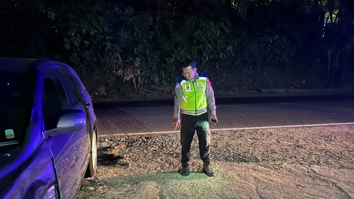 Petugas kepolisian melakukan olah tempat kejadian perkara kecelakaan lalu lintas yang merenggut nyawa remaja di Manggis, Senin malam (3/8) kemarin.(Istimewa)