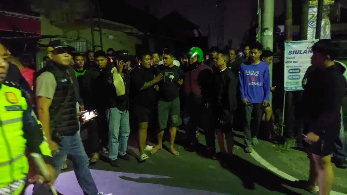Polisi bersama warga mengamankan pria yang diduga mengamuk membawa senjata tajam di Gang Sekar Buana, Jalan Siulan, Banjar Buaji, Penatih, Denpasar Utara, Selasa (4/8) malam. (Istimewa)
