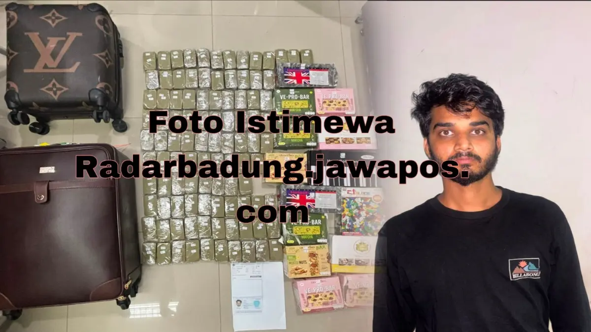 Pria asal India berinisial Akshay Roshan, 28, diamankan setelah diduga membawa lebih dari 100 bungkus ganja yang disimpan di dalam dua koper saat tiba di Bali dari Singapura, Senin (3/8) kemarin. (Istimewa)