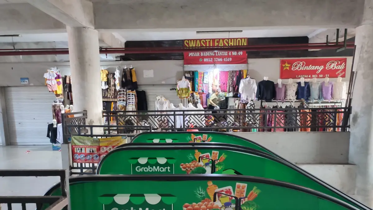 Suasana sepi kawasan lantai 3 dan 4 Pasar Badung dari kunjungan, sehingga banyak los yang tutup.(Foto Adrian Suwanto)