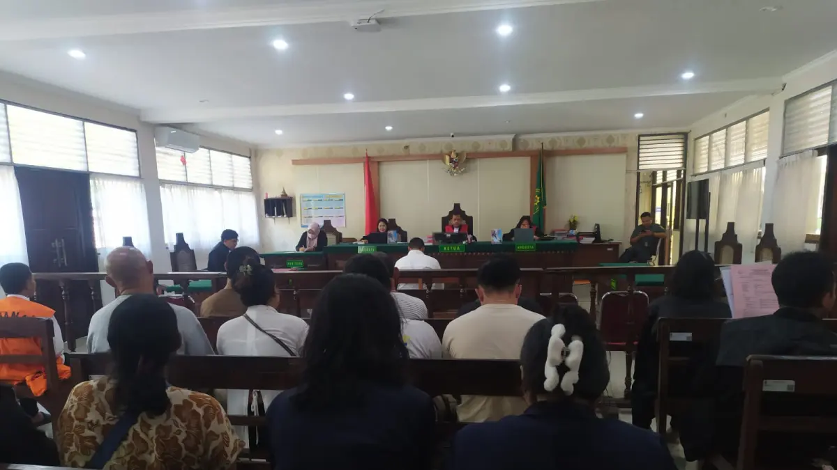 Terbukti Lalai: Suasana sidang pembacaan putusan perkara I Kadek Ariawan di Pengadilan Negeri Denpasar, Selasa (4/8) kemarin. (Foto M. Sandijaya)