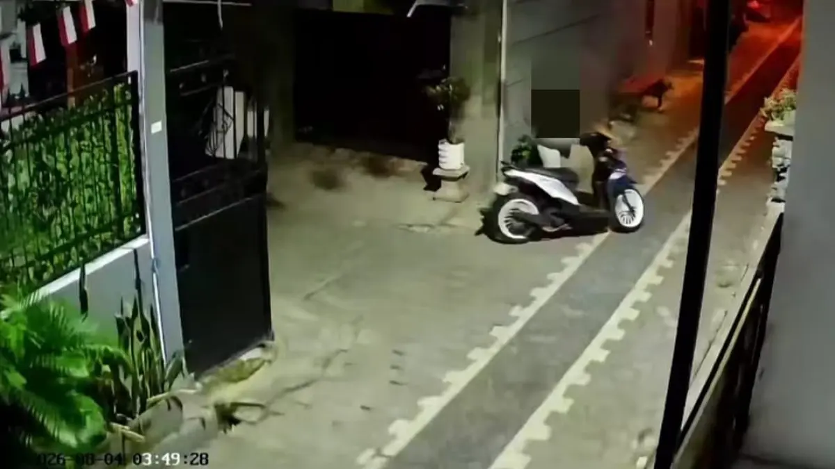 Aksi pelaku terekam CCTV mendorong sepeda motor Honda BeAT milik korban keluar dari halaman rumah di Jalan Gunung Indrakila II/11, Banjar Bhuana Asri, Desa Tegal Kertha, Denpasar Barat, Selasa (4/8) lalu. (Istimewa)