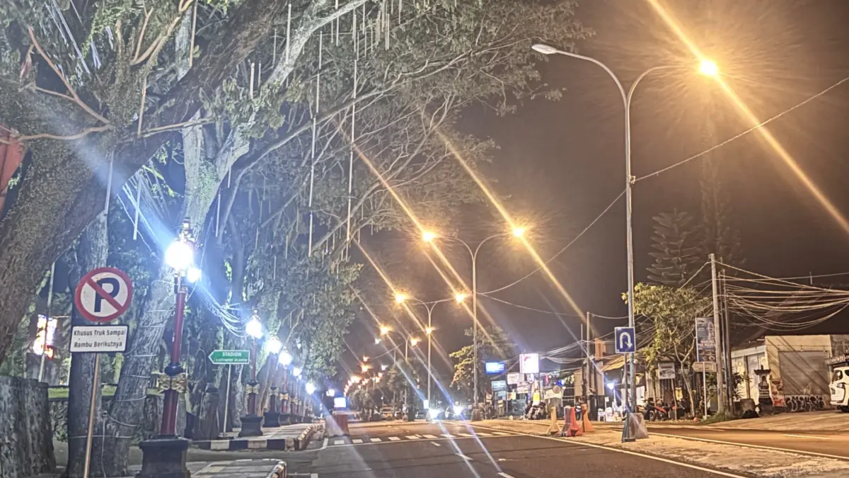 Kondisi lampu hias di Jalur Sebelas, Amlapura yang tak lagi menyala.(Foto Zulfika Rahman)

&nbsp;