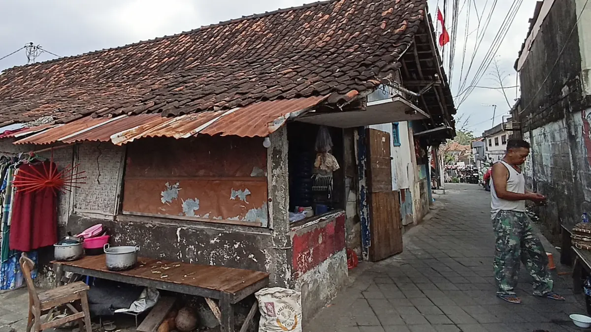 Kondisi rumah kurang mampu yang masih ada di kawasan Ubung Kaja, Denpasar.(Foto Adrian Suwanto)

&nbsp;