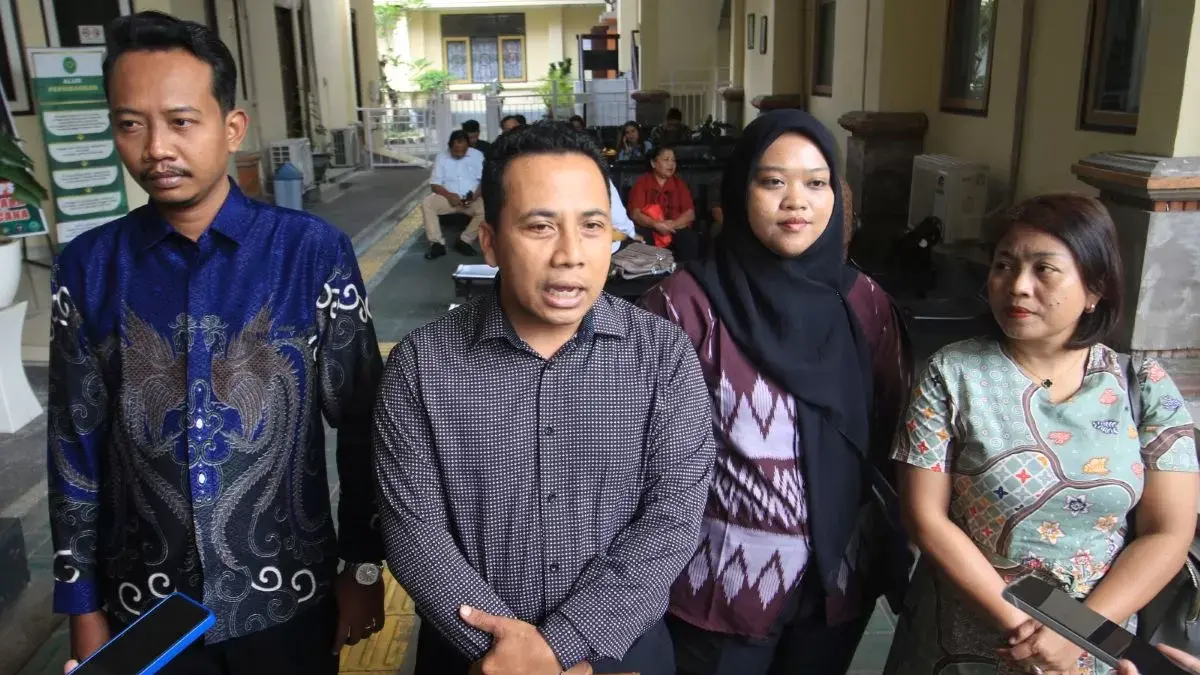 Tim kuasa hukum para tergugat, I Nengah Jimat, S.H., dan I Putu Indra Prasetya Wiguna, S.H., M.H., serta tim memberikan keterangan kepada awak media usai proses mediasi gugatan perdata Rp 25 miliar di Pengadilan Negeri Denpasar, Kamis (6/8) kemarin.(Istimewa)