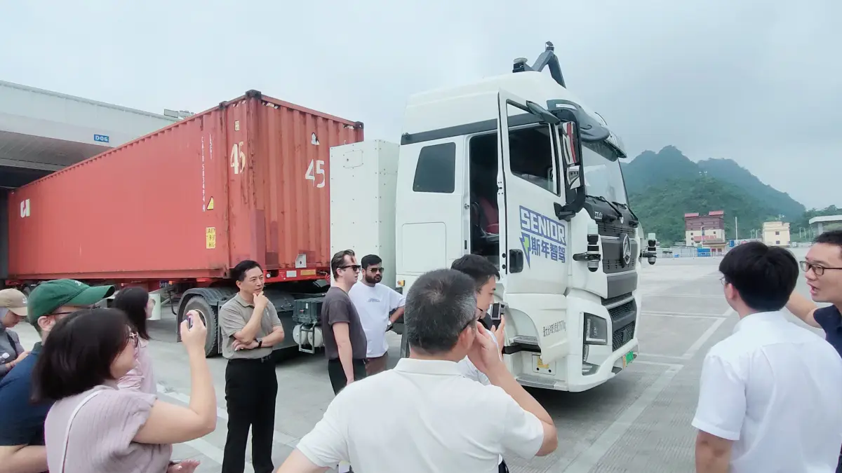 Truk tanpa supir alias truk otonom yang melintas di Pos Lintas Batas Pingxiang. Truk ini mulai beroperasi di Tiongkok, untuk menggenjot perdagangan antara Tiongkok dengan negara-negara ASEAN. (Foto Eka Prasetya)