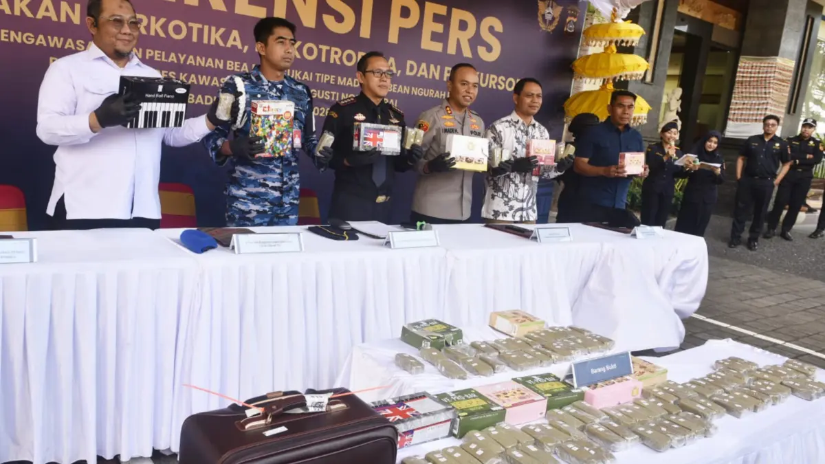 Selundup Narkoba– Petugas Bea Cukai Bandara I Gusti Ngurah Rai mengamankan dua warga negara India beserta 100 kemasan ganja seberat lebih dari 10 kilogram yang disamarkan sebagai oleh-oleh makanan. Kasus tersebut kini masih dikembangkan untuk mengungkap jaringan narkotika internasional, oleh Satresnarkoba Polres Kawasan Bandara I Gusti Ngurah Rai.(Foto Adrian Suwanto)