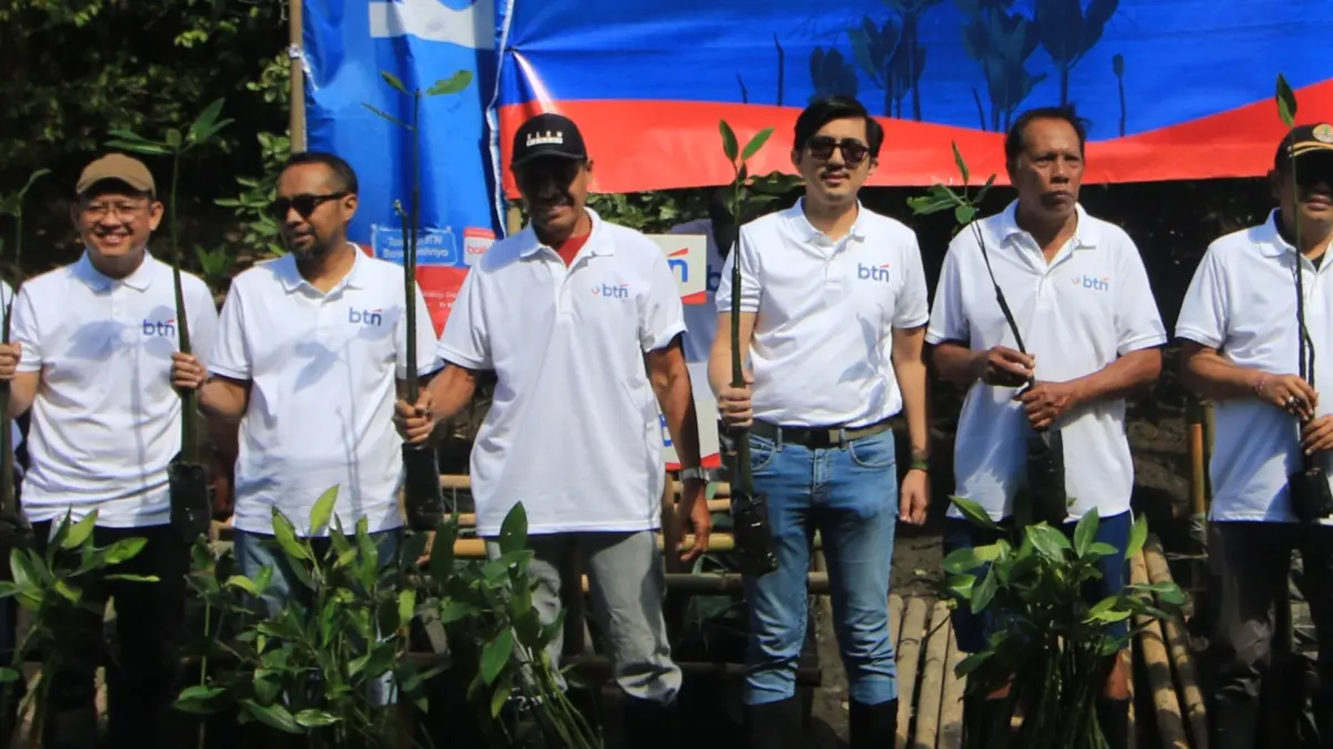 PT Bank Tabungan Negara (Persero) Tbk atau BTN menanam 10.000 bibit mangrove dan melepasliarkan puluhan kepiting di kawasan Taman Hutan Raya (Tahura) Ngurah Rai, Desa Pemogan, Denpasar. (Foto Miftahuddin M.Halim)