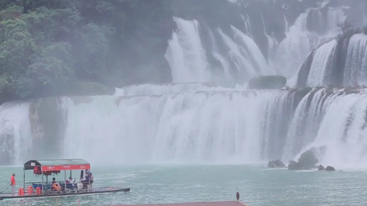 Suasana di Air Terjun De Tian-Ban Gioc yang terletak di perbatasan antara Vietnam dan Tiongkok. Kedua negara sepakat membangun kawasan turisme khusus untuk menggenjot ekonomi masyarakat perbatasan. (Foto Eka Prasetya)