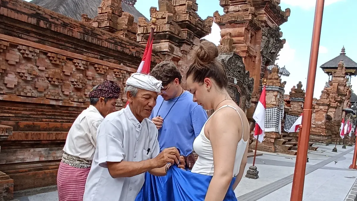 Wisatawan yang sedang mengunjungi kawasan Pura Jagatnatha Denpasar, yang didominasi oleh wisatawan asal Australia.(Foto Adrian Suwanto)
