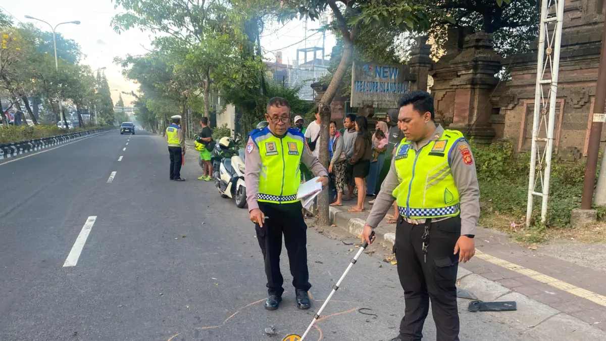 Petugas Satlantas Polresta Denpasar melakukan olah TKP kecelakaan tunggal yang menewaskan pemotor Honda Scoopy di Jalan Bypass Ngurah Rai, Denpasar Timur, Senin (10/8) pagi. (Istimewa)