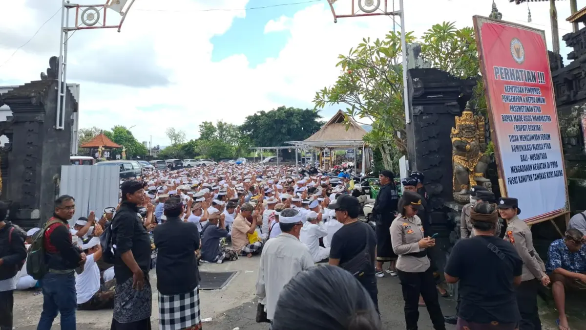 Ratusan pemedek melakukan persembahyangan di kawasan Pura Pusat Kawitan Tangkas Kori Agung.(FOTO DEWA AYU PITRI ARISANTI) 